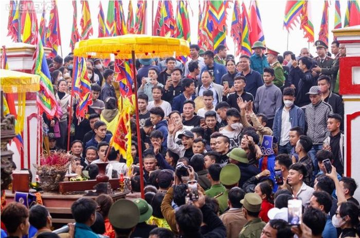  Mùa lễ hội năm 2023, rất đông thanh niên tập trung trước sân đền hô hào, xô đẩy đòi cướp phết ngay tại sân tế lễ của lễ hội phết Hiền Quan. Ảnh: TL 
