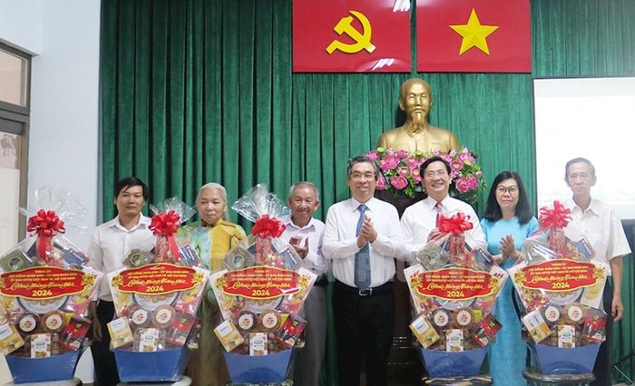 Phó Bí thư Thành ủy, Trưởng Ban Tổ chức Thành ủy TP.HCM Nguyễn Phước Lộc thăm hỏi, tặng quà Tết cho khu phố tiêu biểu tại quận 4