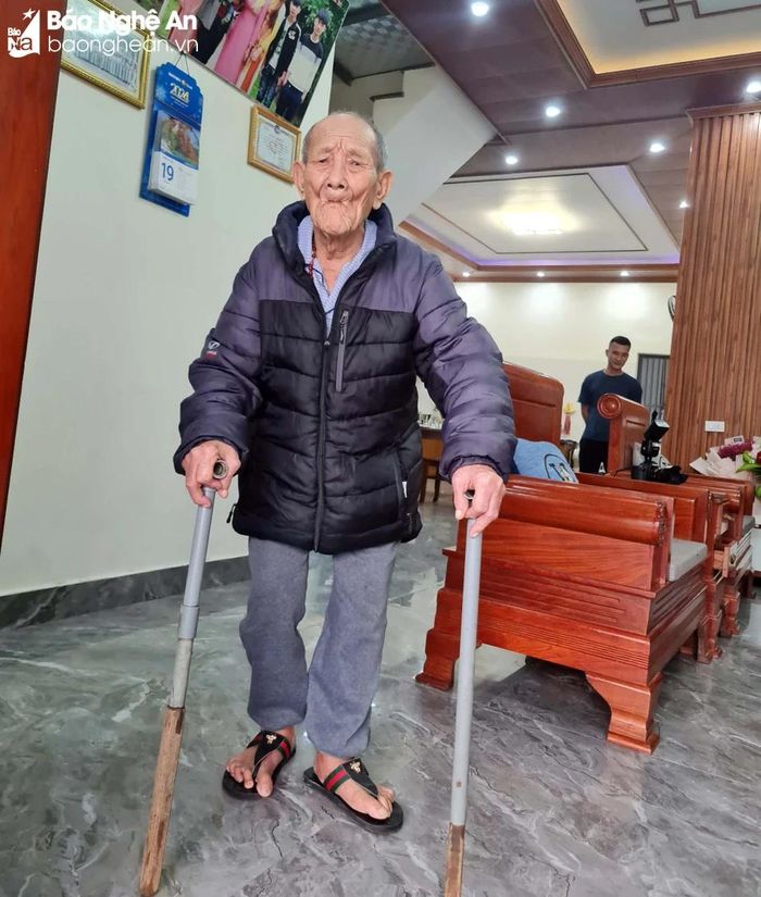  Dù đã bước sang tuổi 111 nhưng cụ Trần Văn Côi vẫn có thể đi lại nhanh nhẹn và tự phục vụ sinh hoạt cá nhân. Ảnh: Thanh Quỳnh 