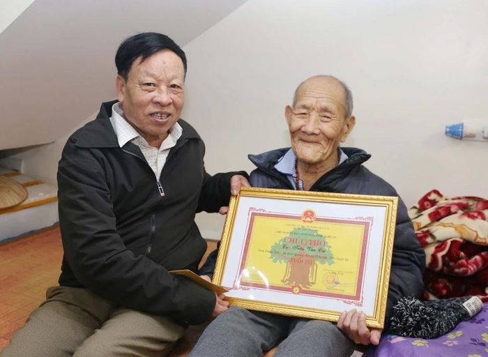  Ông Chu Văn Du - Chủ tịch Hội Người cao tuổi xã Nghi Quang (huyện Nghi Lộc) cho rằng, nhờ sự lạc quan và tình yêu lao động đã giúp cho cụ Côi sống khỏe mạnh đến tuổi 111. Ảnh: Thanh Quỳnh 