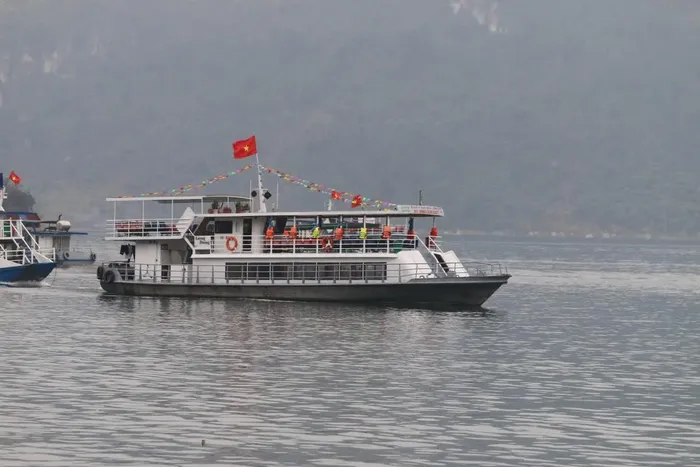 Du khách đi thuyền tham quan lòng hồ Hòa Bình.