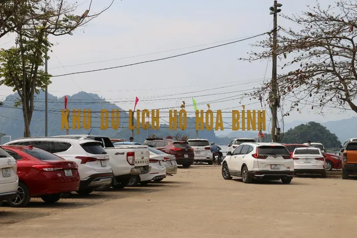 Theo ghi nhận của PV Báo Giao thông, tại bến cảng Thung Nai (xã Thung Nai, huyện Cao Phong), nơi khởi hành chuyến tham quan của phần lớn du khách khi đến khu du lịch hồ Hòa Bình.
