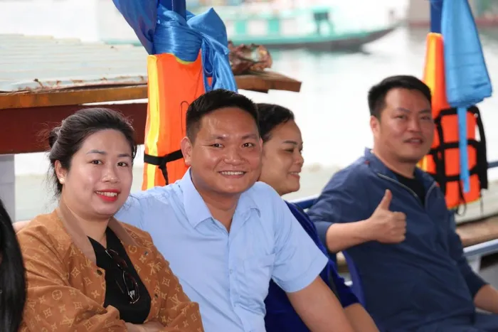 Anh Nguyễn Quốc Tới (TP Hòa Bình) cho biết: "Đã thành thông lệ, hàng năm gia đình tôi đều cùng nhau đến đền Chúa Thác Bà lễ cầu may đồng thời cùng nhau đi du lịch để có tinh thần tốt nhất làm việc năm mới".