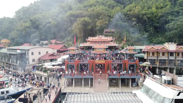 Những ngày đầu năm, thời tiết thuận lợi, du khách nườm nượp đổ về khu vực lòng hồ Hòa Bình du lịch, lễ đền Chúa Thác Bờ.