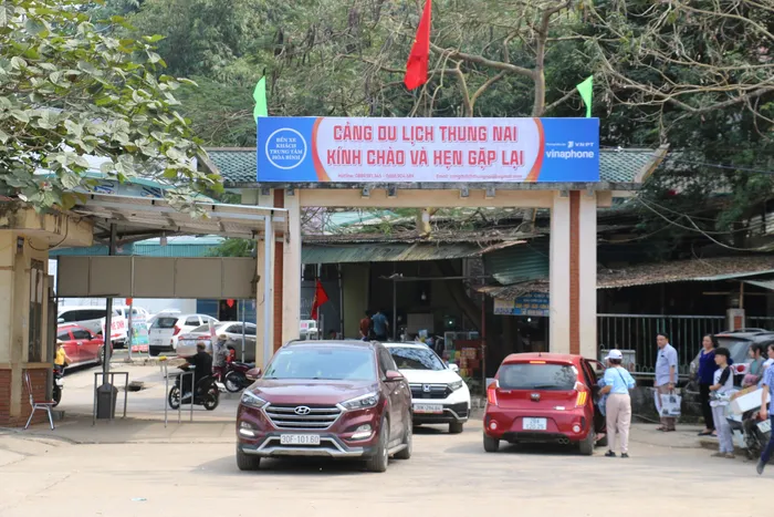 Dù lượng người và phương tiện đến hồ Hòa Bình du lịch năm nay rất đông, nhưng nhờ bố trí phân luồng, các điểm giữ xe hợp lý nên không có cảnh ách tắc cục bộ.