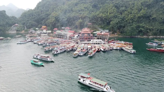 Hồ Hòa Bình trải dài qua địa bàn các huyện Cao Phong, Tân Lạc, Mai Châu, Đà Bắc và TP Hòa Bình.