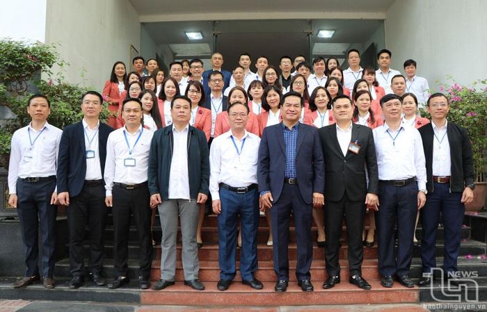 Đồng chí Phó Chủ tịch UBND tỉnh Lê Quang Tiến cùng tập thể Sở Thông tin và Truyền thông.