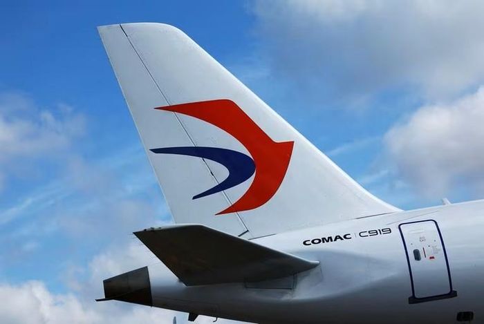 Một chiếc máy bay C919 được trưng bày trong Triển lãm hàng không Singapore, ngày 20/2. Ảnh: Reuters