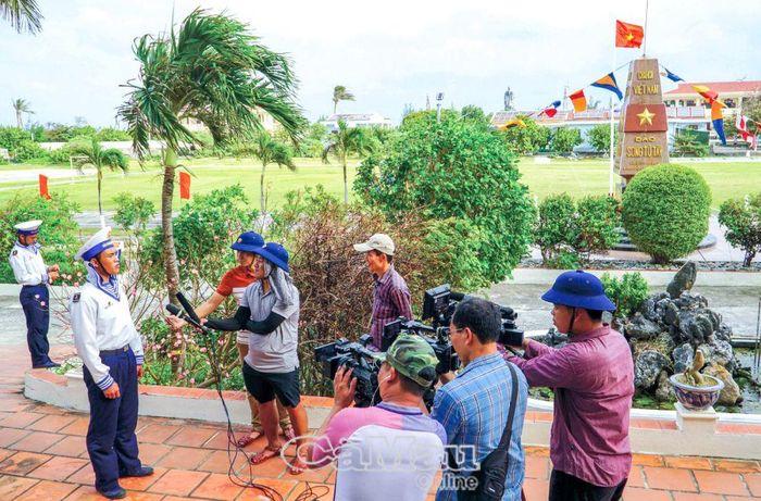 Phóng viên tác nghiệp tại đảo Song Tử Tây.