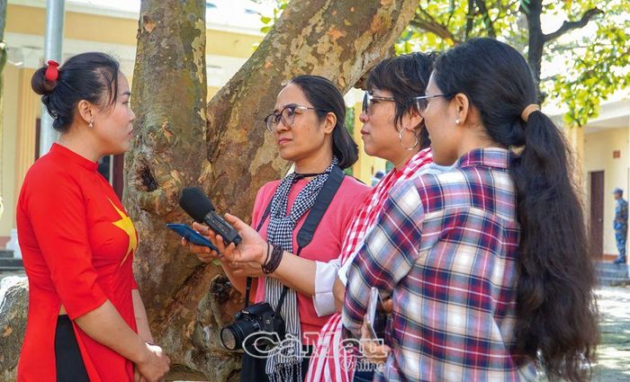 Các nữ phóng viên luôn hăng hái, xông pha với tinh thần nghề nghiệp đáng khâm phục trong suốt hải trình đến Trường Sa.