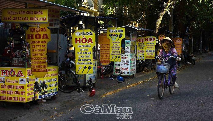 Trên đường Lý Thái Tôn (Phường 2), có những người thợ gắn bó với nghề “tìm lại nhịp thời gian” cho những chiếc đồng hồ cũ, bị hỏng.