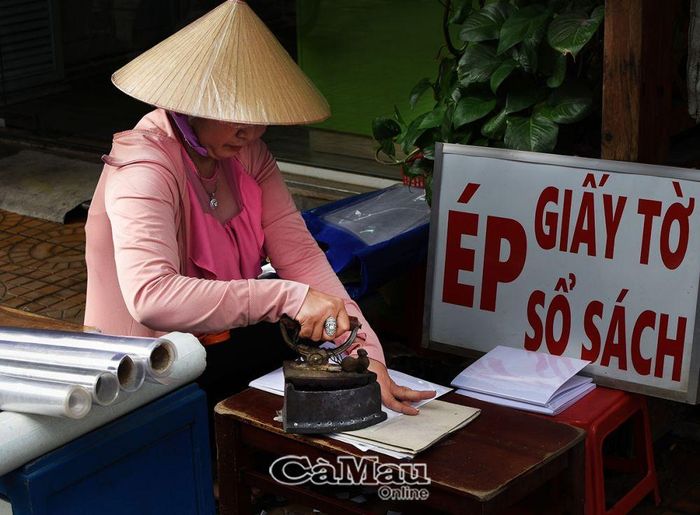 Chị Lê Thị Diễm Trang, Phường 4, vẫn duy trì nghề ép dẻo bằng bàn ủi than.