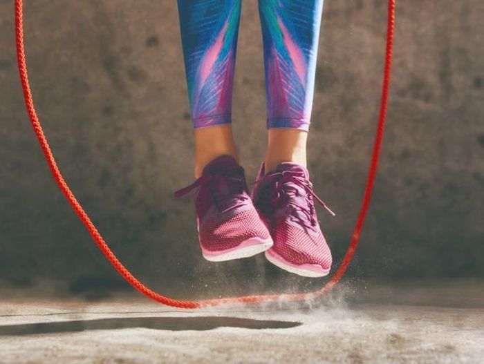 Nhảy dây là một bài tập tim mạch tuyệt vời giúp bụng phẳng.