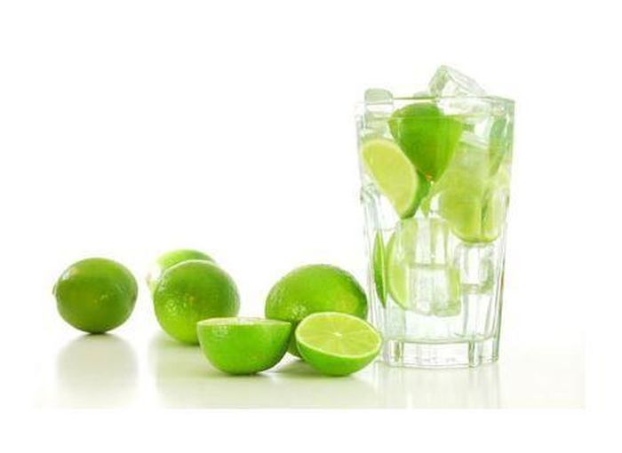 Nước chanh đường có tác dụng thanh nhiệt, giải độc phù hợp với người sau uống rượu quá chén.