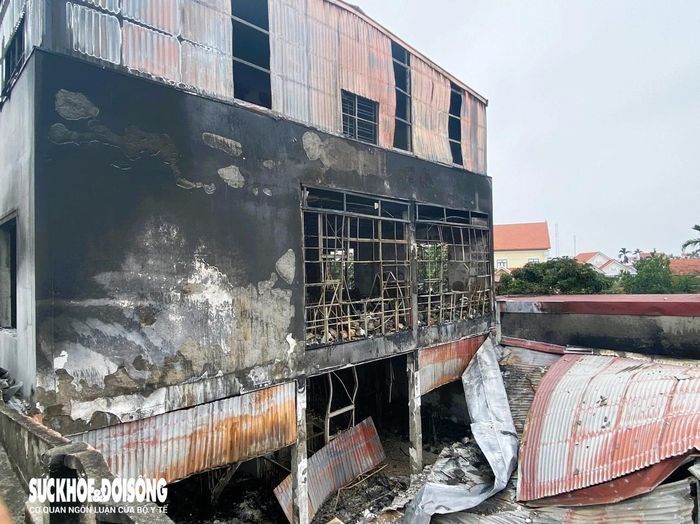 Công trình siêu thị điện máy bị lửa bao trùm gây hư hại nặng.