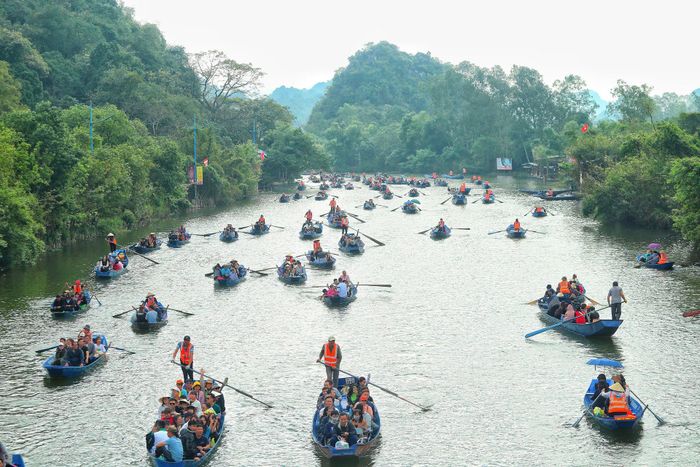 Chùa Hương (huyện Mỹ Đức, Hà Nội) thu hút đông đảo du khách ngay từ những ngày đầu năm. Ảnh: Lê Khánh.