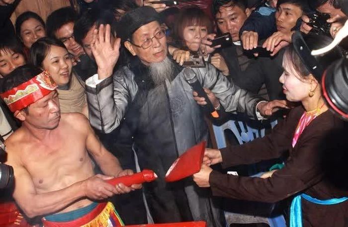 Nghi lễ "nõ" và "nường" chạm vào nhau trong "Lễ mật". Ảnh : Anh Tuấn/TTXVN