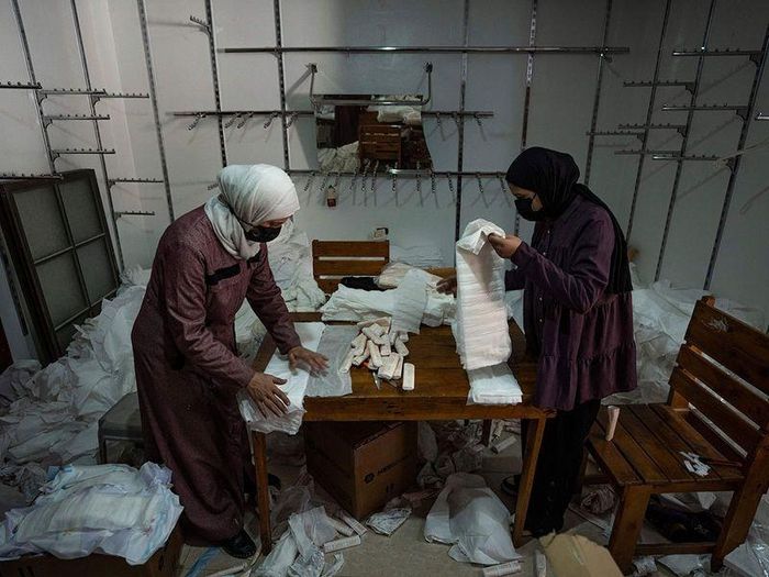 Yasser Abu Gharara, chủ xưởng may hiện đang sản xuất tã lót, cho biết: “Có 1,5 triệu người phải di dời ở thành phố Rafah và không có bỉm tã”.