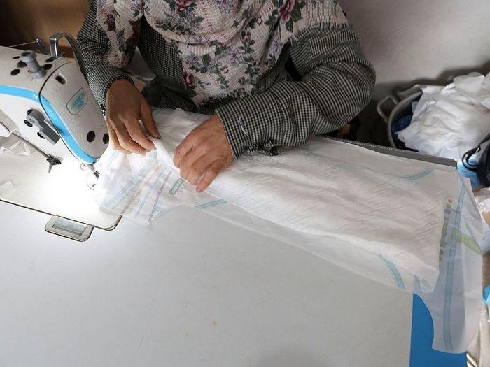 Với phần lớn trong số 2,3 triệu người ở Gaza phải di dời do cuộc tấn công quân sự của Israel, tình trạng thiếu tã lót đang khiến cuộc sống của trẻ sơ sinh và cha mẹ chúng trở nên khốn khổ.