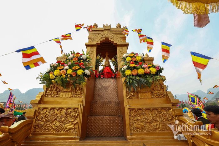 Các bình nước được đưa lên xe rước, đặt tại nhiều địa điểm như Tam Quan Nội, Điện Quán Âm, Điện Giáo Chủ, Điện Tam Thế, chùa Ngọc.