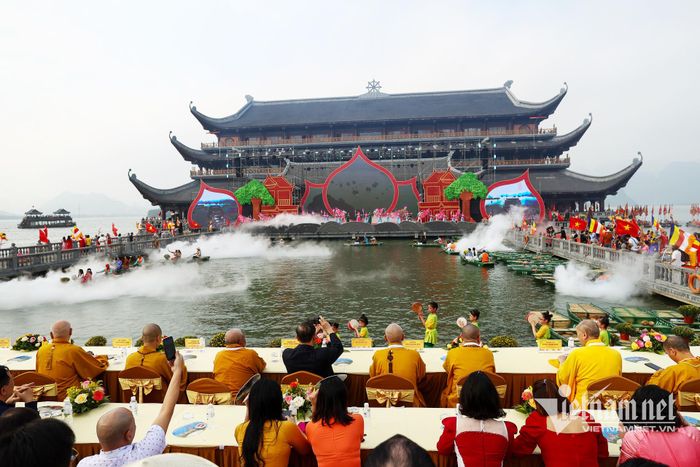 Chia sẻ với PV VietNamNet, Thượng tọa Thích Minh Quang - Phó trụ trì chùa Tam Chúc cho biết, rước nước chùa Tam Chúc là lễ hội truyền thống trong vùng. Nhà chùa cùng người dân dâng nước lễ Phật, lễ Thánh cầu một năm mới mưa thuận gió hòa, mùa màng bội thu, cuộc sống bình an, hạnh phúc.