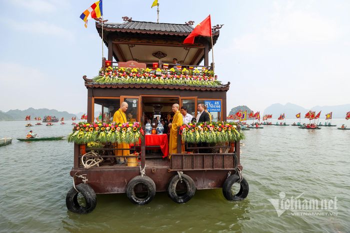Nước được lấy từ nơi sâu nhất trong lòng hồ, là nguồn nước sạch nhất, đổ đầy vào các bình gốm. 
