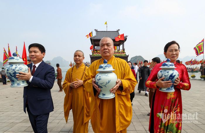 Hòa thượng Thích Thanh Nhiễu cùng các đại biểu thực hiện nghi lễ rước nước.