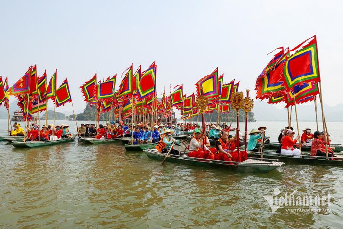 Đoàn rước nước gồm vài chục thuyền, trong đó hai thuyền rồng thẳng tiến dong thẳng đến vị trí cắm cây nêu giữa hồ, gần đình Tam Chúc cổ. 