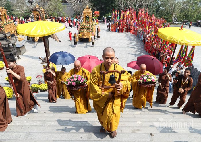 Nước được rước từ hồ Tam Chúc lên chùa Ngọc hay còn gọi là Đàn Tế Trời, tọa lạc trên đỉnh ngọn Thất Tinh. 