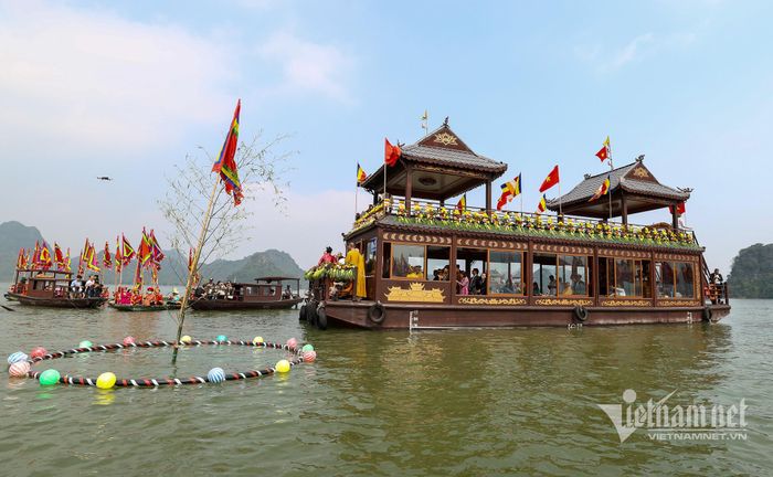 Nghi thức rước nước bắt đầu từ bến thuyền Trung tâm hội nghị quốc tế Vesak di chuyển ra giữa hồ Tam Chúc, lấy nước thiêng tại vòng tròn đã được khoanh vùng, sau đó chuyển lên xe rước nước đến 3 địa điểm là Điện Tam thế, chùa Ngọc và chùa cổ Ba Sao.