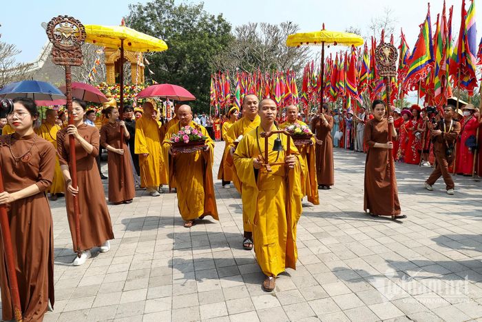 Đoàn rước đi vòng quanh cây nêu trong thanh âm rộn ràng của trống của chiêng. 