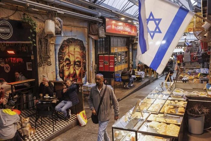  Một khu chợ vắng vẻ tại Israel. Ảnh: Bloomberg 