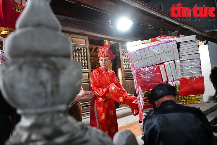 Các vị cao niên trong làng tiến hành nghi lễ truyền thống.