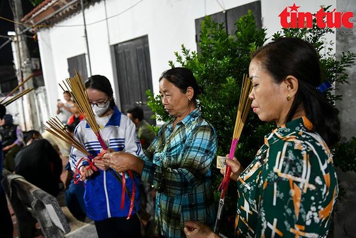 Trước khi làm lễ, mọi người trong làng đến đình lấy hương, chuẩn bị cho màn "lấy đỏ" cầu may.
