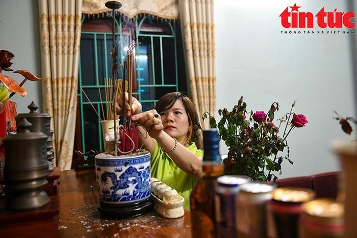 Chị Nguyễn Thị Hương sau khi "lấy đỏ" nhanh chóng chạy về nhà thắp lên bàn thờ, với hy vọng năm mới sức khỏe và tài lộc cho cả gia đình.