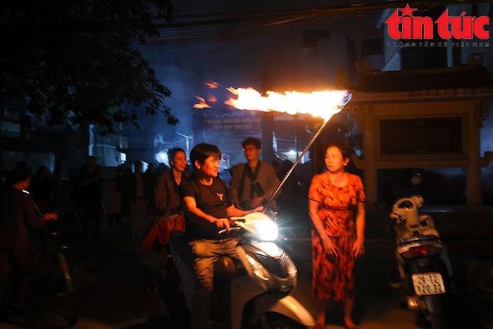 Một vài người dân đi "lấy đỏ" nhiều năm, đã sớm chuẩn bị những cây đuốc dài để dễ dàng lấy lửa hơn