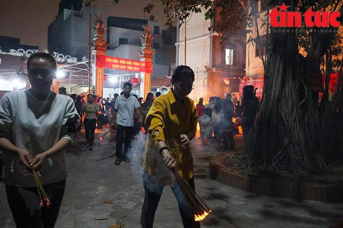 Những người đã "lấy được đỏ" nhanh chóng chạy về nhà.