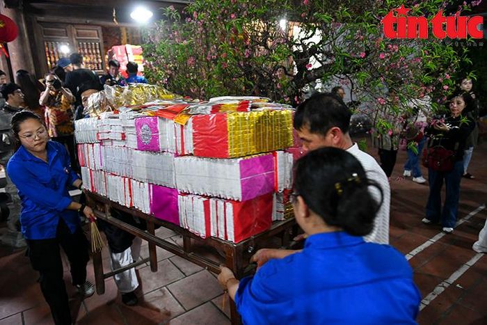 Lực lượng thanh niên tình nguyện chung tay giúp tổ chức ngày lễ của làng.