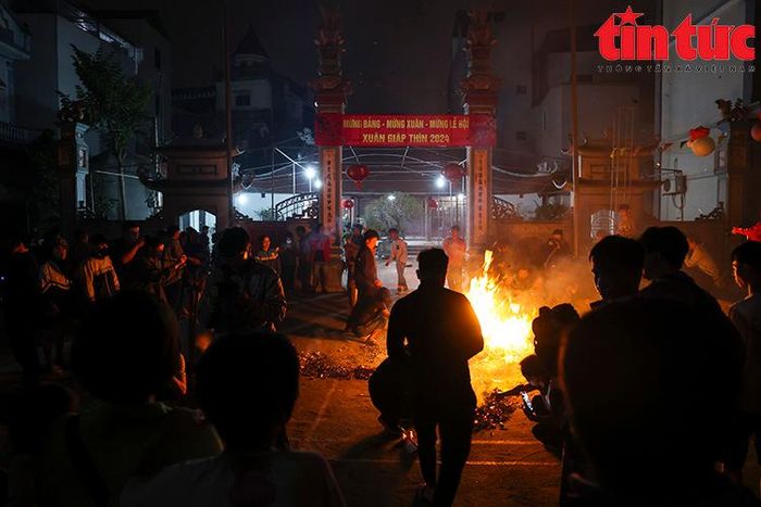 Vàng mã được hóa, dân làng bắt đầu màn "lấy đỏ" mang về nhà.