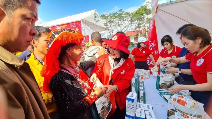 Bà Bùi Thị Hòa, Chủ tịch Hội Chữ thập đỏ VIệt Nam, tặng quà Tết tại Sơn La. Ảnh: Khánh Chi