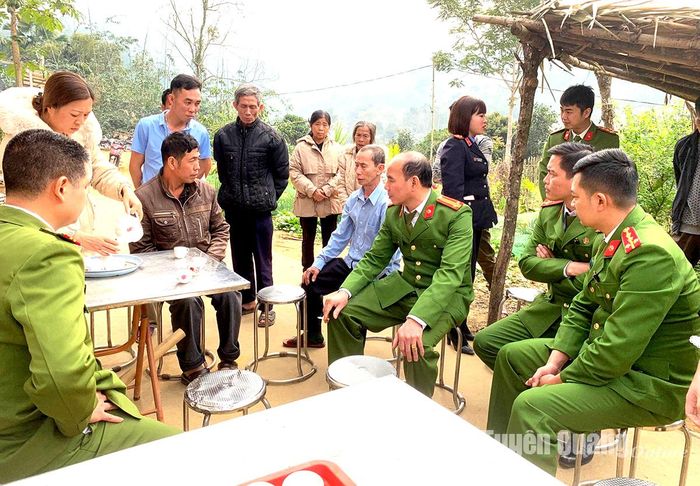 Trong quá trình thực hiện công tác chuyên môn, cán bộ chiến sĩ Phòng Kỹ thuật hình sự luôn lắng nghe ý kiến kết hợp tuyên truyền, phổ biến giáo dục pháp luật cho quần chúng Nhân dân.