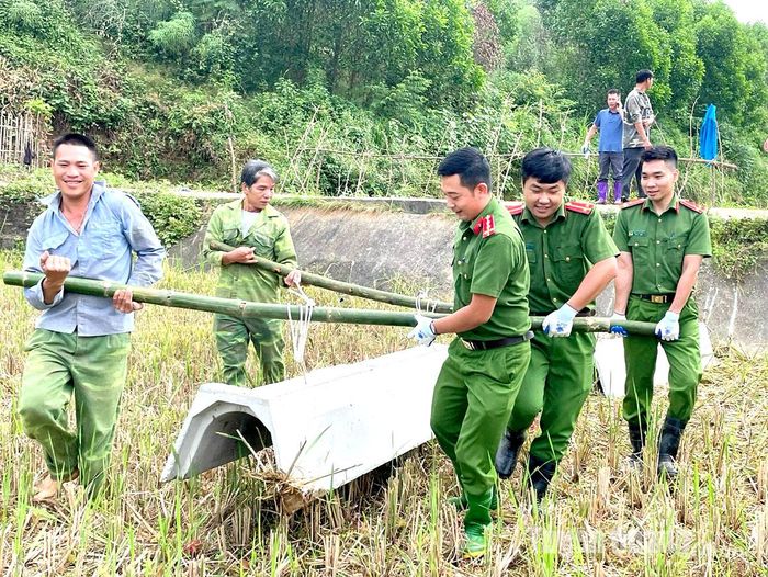 Cán bộ chiến sĩ Phòng Kỹ thuật hình sự hỗ trợ nhân dân xã Quyết Thắng (Sơn Dương) vận chuyển cấu kiện bê tông.