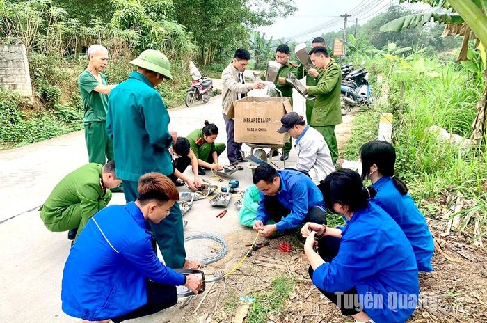 Đoàn viên thanh niên Phòng Kỹ thuật hình sự phối hợp Đoàn xã Quyết Thắng (Sơn Dương) xây dựng công trình “Thắp sáng đường quê” tại thôn Lãng Cư.