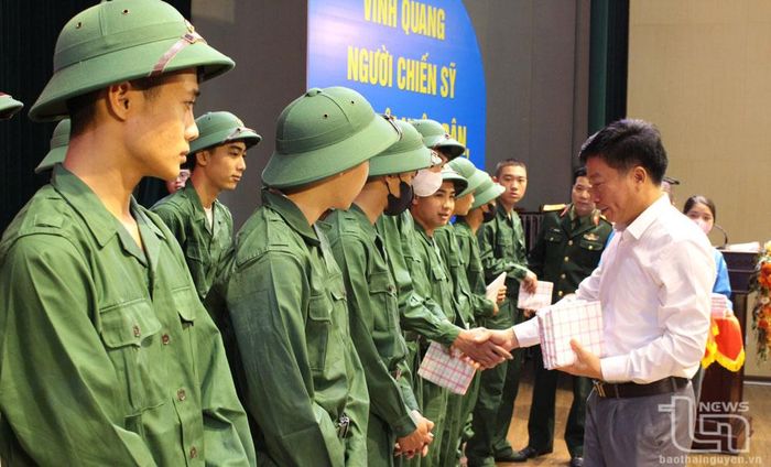 Lãnh đạo huyện Đại Từ tặng quà, động viên các tân binh.