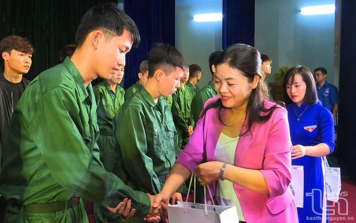 Lãnh đạo huyện Phú Bình tặng quà, động viên các tân binh tại buổi gặp mặt.