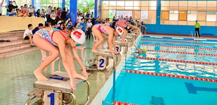 Học sinh Trường THCS Nguyễn Tri Phương tham gia giải bơi Yết Kiêu