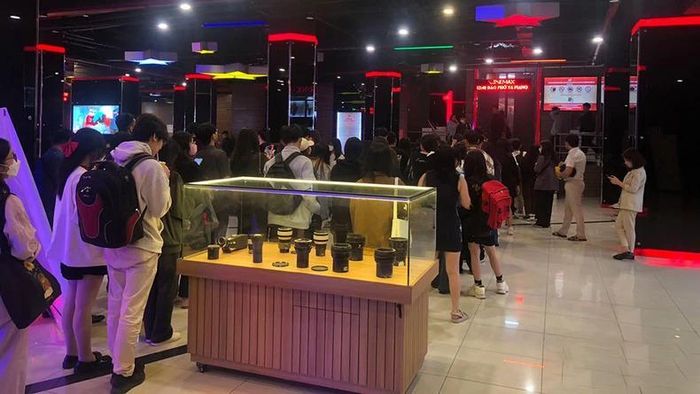 Khán giả chờ đợi để được xem " Đào, phở và piano"