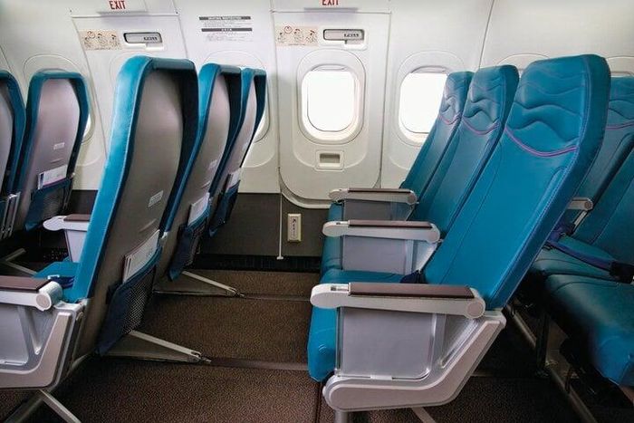 Bí quyết chọn chỗ ngồi ưng ý nhất trên máy bay: Chọn ghế ngồi sát cửa thoát hiểm nếu muốn duỗi thẳng chân. (Ảnh: Hawaiian Airlines)