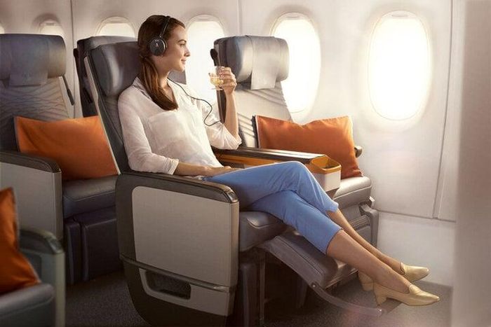 Vị trí lối đi thường có khoảng cách rộng để bạn duỗi chuân thoải mái. (Ảnh: Vacations &amp; Travel)