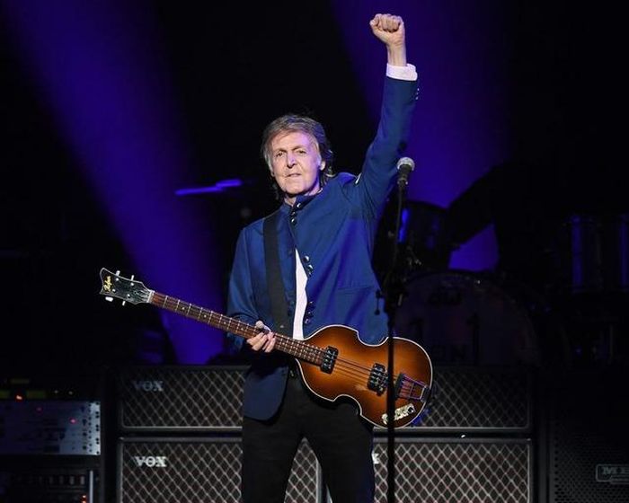 Paul McCartney tiếp tục chơi cây bass Hofner có hình dáng vĩ cầm đời 1963 cho tới tận ngày nay